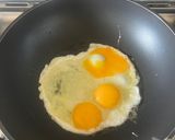 Hình bước làm 1 của món Cơm Chiên Trứng Và Đậu Que Siêu Nhanh