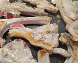 Foto del paso 2 de la receta: Chuletas de cordero a la plancha y patatas al romero