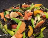 A picture of step 4 of Stir fry Asparagus with black fungus.