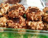 Foto langkah ke 8 dari resep Crunchy Peanut Thumbprint Cookies.