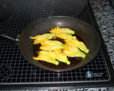 Foto del paso 3 de la receta: Pechugas rellenas de flores de calabacín