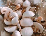Hình bước làm 2 của món 🌱 Canh Rau Tầm Ma Nấm Mỡ (Vegan)
