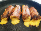Sajtos roló bacon-be göngyölve