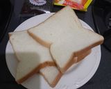 Foto langkah ke 1 dari resep Roti Bakar Selai Strawberry & Meises Cokelat.