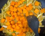 Foto del paso 6 de la receta: Curry de plátano, calabaza y setas con leche de coco