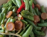 Foto langkah ke 6 dari resep Tumis buncis sosis sapi.