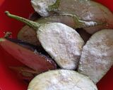 Foto del paso 1 de la receta: Berenjenas rellenas (para vegetarianos) 🍆😋