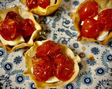 Foto del paso 3 de la receta: Tartaleta casera de brie con tomate confitado y anchoa