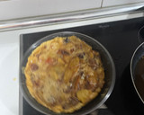 Foto del paso 7 de la receta: Tortilla de patata con chorizo picante