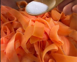 A picture of step 2 of Sweet & Spicy Papaya Salad (甜辣木瓜沙拉).