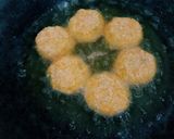 Foto langkah ke 4 dari resep Perkedel kentang krispy.
