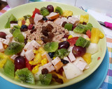 Foto del paso 2 de la receta: Ensalada de pavo y atún con melón, kiwi, tomate y piña