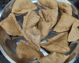 A picture of step 7 of Mini atta samosa.