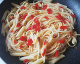 Foto del paso 1 de la receta: Pasta con tomate, chorizo y piquillos