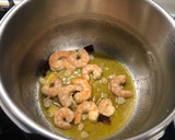 Foto del paso 2 de la receta: Cintas de pasta al huevo con langostinos y espagueti nero de merluza