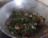 Foto langkah ke 5 dari resep Oseng Daun Pepaya.
