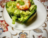 Foto del paso 3 de la receta: Timbal de aguacate con lechuga y langostinos