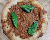 Foto del paso 6 de la receta: Pizza de boloñesa con albahaca