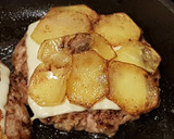 Foto del paso 7 de la receta: Chip Burger con queso fundido, huevo y cebolla caramelizada