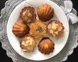 Hình bước làm 3 của món Bánh bông lan hình con sò chanh dây hạnh nhân cắt lát và hạt chia