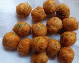A picture of step 3 of Leftover khichdi pakoda.