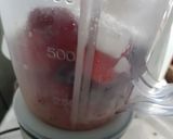 A picture of step 1 of Chilled Berries smoothie.