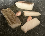 Foto del paso 3 de la receta: Bacalao skrei fresco en salsa de cebolla con tarrina de arroz integral