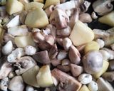 मशरूम विद एप्पल एंड मखाना (mushroom with apple and makhana recipe in Hindi) रेसिपी चरण 7 फोटो