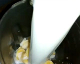 A picture of step 2 of Banana and dates milkshake.
