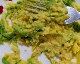 Foto langkah ke 2 dari resep Open Sandwich with Whole Wheat Bread and Avocado.