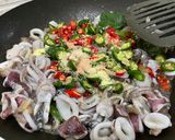 Foto langkah ke 2 dari resep Tumis Cumi Hitam.