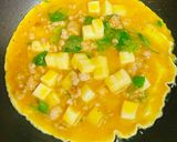 Hình bước làm 2 của món Trứng Chiên Phomai Thịt Bằm