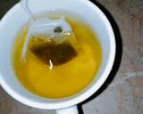 A picture of step 4 of Cardamom lemon green tea.