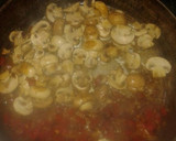 Foto del paso 4 de la receta: Pollo al verdeo con hongos y papas al horno