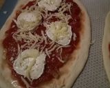 Une image de l'étape 2 de Pizza oignon tomate et fromages.