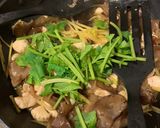 รูปขั้นตอนการทำที่ 3 ของ ไก่ผัดขิง