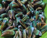 Foto langkah ke 1 dari resep Kerang Ijo Saus Padang.