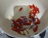 Foto langkah ke 2 dari resep Mie nyemek cabe iris.