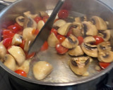 Foto del paso 2 de la receta: Tallarines con champiñones y tomates cherry