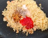 Foto langkah ke 3 dari resep Mie Goreng Pedas Manis.