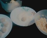 A picture of step 2 of Lchf ladoos.