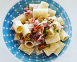 Foto del passaggio 4 della ricetta Pasta con fiori di zucchina e pancetta