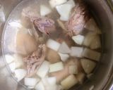 Hình bước làm 2 của món Gà hầm củ sen, cà rốt
