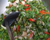 Foto langkah ke 4 dari resep Tumis sayur genjer.
