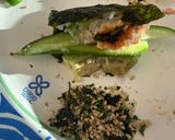 Hình bước làm 4 của món Salmon cuộn rong biển