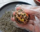 Foto langkah ke 3 dari resep Spicy Rice Ball (Bekal Praktis).