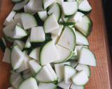 Foto del paso 1 de la receta: Tortilla de calabacín con cebolla y patatas