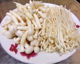 Hình bước làm 3 của món Lẩu chua cay xúc xích kim chi 🍜🐙🦀🌳