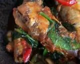 A picture of step 3 of Stir fried tin of sardines with chilli spinach 🐟 🌶.