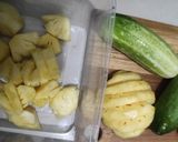 Foto langkah ke 2 dari resep Asinan Timun & Nanas.